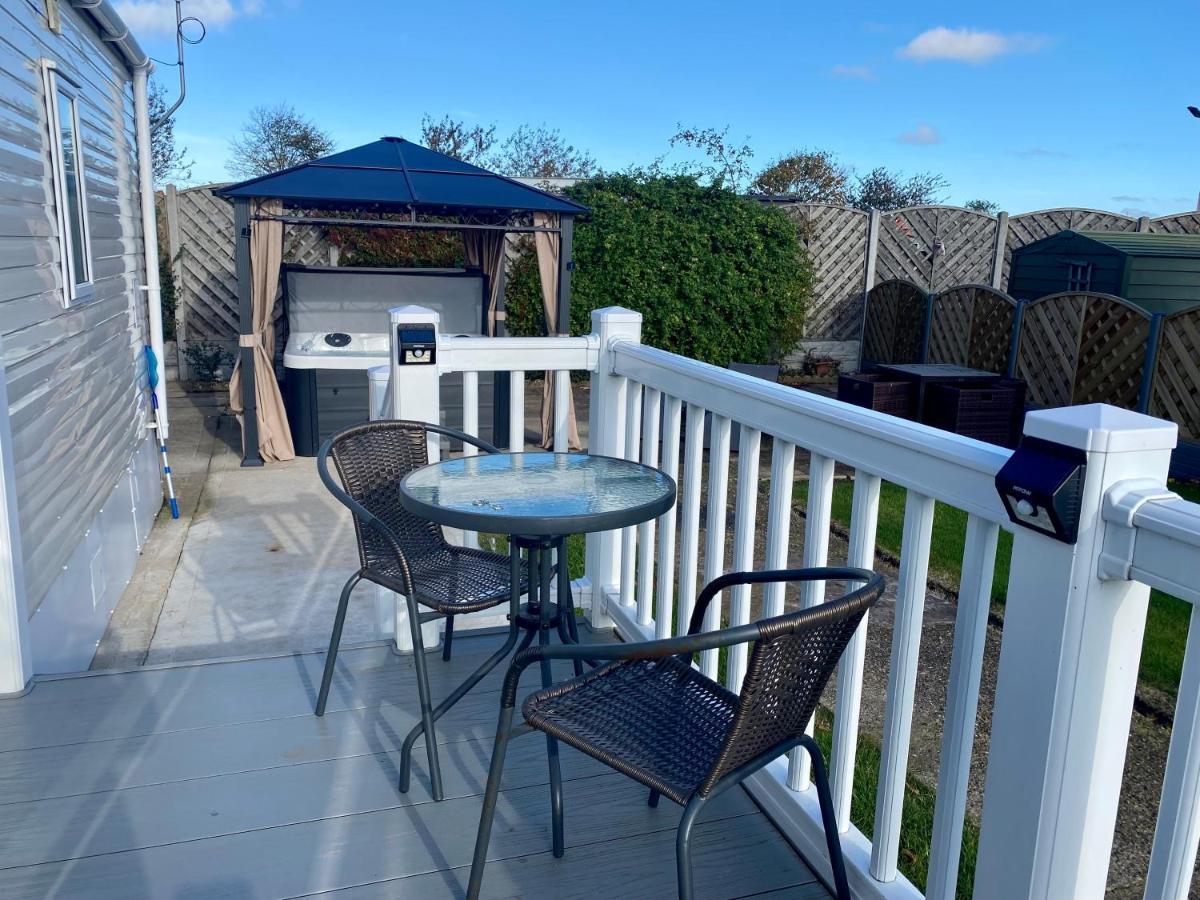 Hot Tub. Countryside. Coast. 5* Patrington Haven Leisure Park, East Yorkshireヴィラ エクステリア 写真